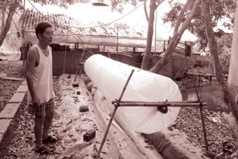 Khuyến khích các hộ chăn nuôi heo làm túi ủ biogas