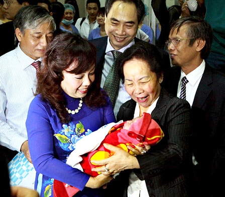 Phó Chủ tịch nước Nguyễn Thị Doan tặng quà
công dân thứ 90 triệu của Việt Nam