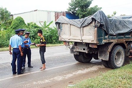 Quy định việc xếp hàng hóa trên ô tô 
khi tham gia giao thông đường bộ