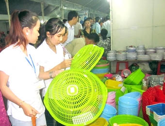Phiên chợ hàng Việt về nông thôn tại cụm Công nghiệp Trung An, TP Mỹ Tho, tỉnh Tiền Giang