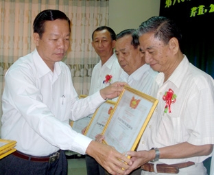 HỌP MẶT TRUYỀN THỐNG CÁCH MẠNG NGƯỜI HOA
CẦN THƠ LẦN THỨ VI NĂM 2013