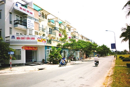 Nhiều người bán ít người mua