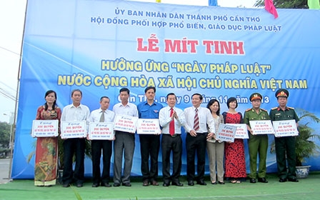 Mít tinh hưởng ứng Ngày Pháp luật Việt Nam