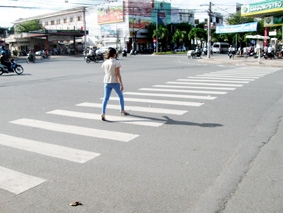 Người đi bộ cũng phải tuân thủ Luật giao thông