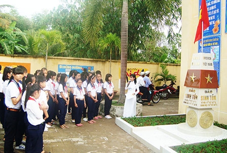 Khánh thành mô hình cột mốc
chủ quyền đảo Sinh Tồn - quần đảo Trường Sa (Việt Nam)