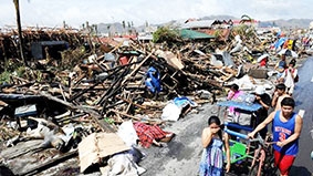 Philippines đổ nát sau siêu bão