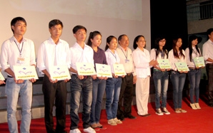 276 sinh viên vượt khó, học tốt nhận học bổng Nguyễn Sinh Sắc