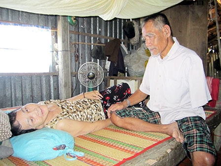 Cụ ông 74 tuổi nuôi vợ bệnh liệt giường