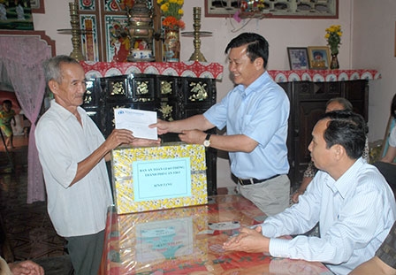 Thăm hỏi, tặng quà các gia đình
nạn nhân tử vong vì tai nạn giao thông