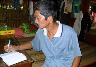 Trao tiền từ thiện