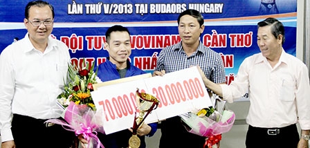 Lực sĩ Anh Thông trích tiền thưởng
tặng Quỹ vì người nghèo