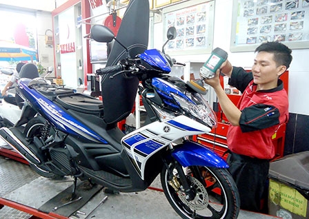 “Nở rộ” dịch vụ phủ Nano cho xe máy