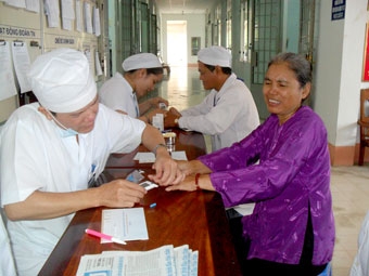 Tư vấn, thử đường huyết miễn phí cho bệnh nhân
đái tháo đường
