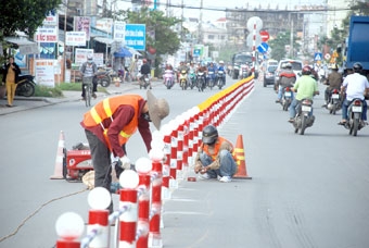 TIẾP TỤC ĐẦU TƯ KHOẢNG 1,6 TỈ ĐỒNG LẮP ĐẶT 
DẢI PHÂN CÁCH NỐI TỪ ĐƯỜNG LÊ BÌNH ĐẾN NÚT GIAO IC4