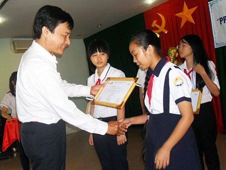 Trao giải cuộc thi “Prudential -Văn hay chữ tốt” cấp thành phố năm 2013