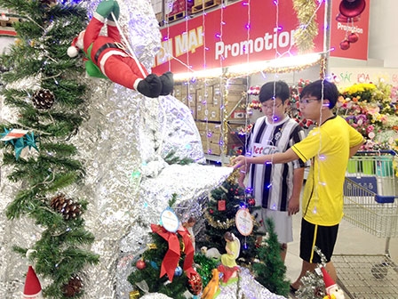 Bày bán hàng hóa phục vụ Noel