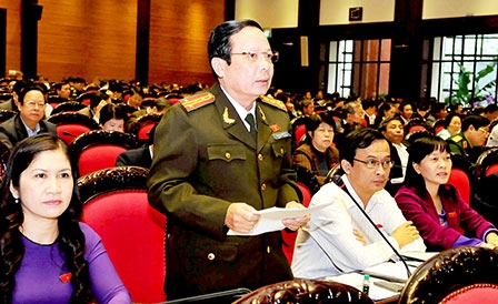 Thông qua Nghị quyết về tăng cường các biện pháp
đấu tranh phòng, chống tội phạm