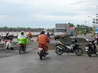 TẬP TRUNG SỬA CHỮA MẶT ĐƯỜNG HƯ HỎNG