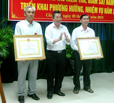 Tăng cường công tác kiểm tra, giám sát trên các lĩnh vực
nhạy cảm, bức xúc, dễ xảy ra tiêu cực