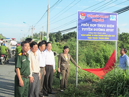 Cờ Đỏ ra quân lập lại trật tự an toàn giao thông