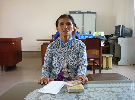 Trao tiền từ thiện