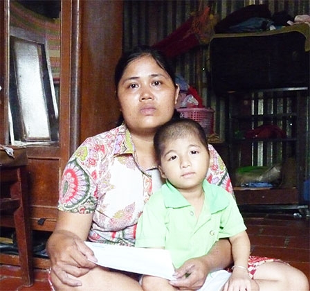 Trao tiền từ thiện