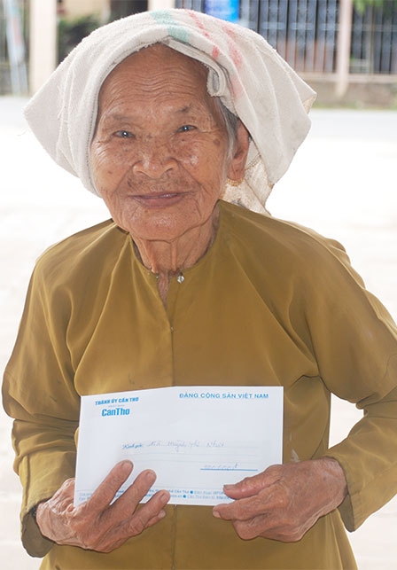 Trao tiền từ thiện