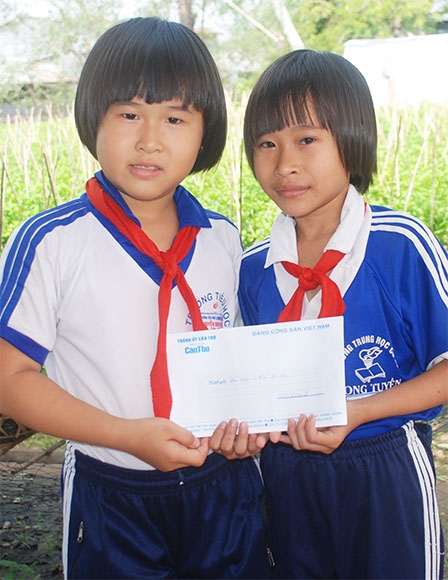 Trao tiền từ thiện