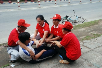 Giúp người bị nạn, một hành động mang ý nghĩa nhân văn