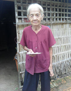 Trao tiền từ thiện