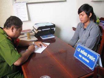 Vận động đối tượng trốn ở nước ngoài về đầu thú