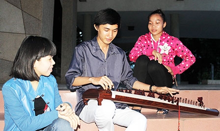 Chàng trai tuổi 20 mê đàn tranh