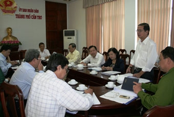 BÀN CÁC GIẢI PHÁP THỰC HIỆN CÁC CHỈ TIÊU KINH TẾ - XÃ HỘI THÀNH PHỐ NĂM 2014