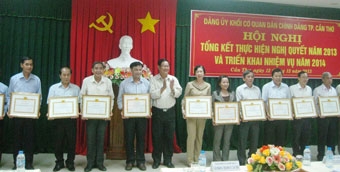 Tập trung thực hiện 4 nhóm giải pháp trong công tác xây dựng Đảng
theo Nghị quyết Trung ương 4 khóa XI