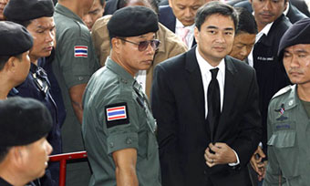 Người biểu tình
vào tòa nhà chính phủ