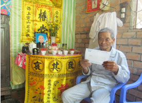 Trao tiền từ thiện