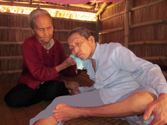 Hãy giúp đỡ ông bà Tám!