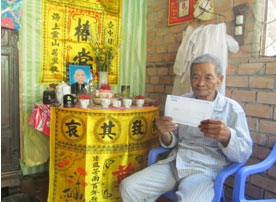 Trao tiền từ thiện