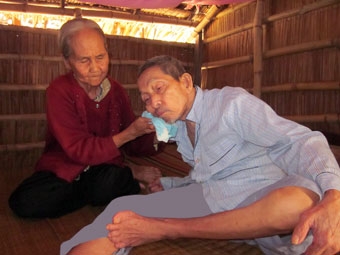 Hãy giúp đỡ ông bà Tám!