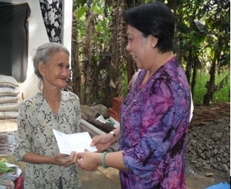 Trao tiền từ thiện