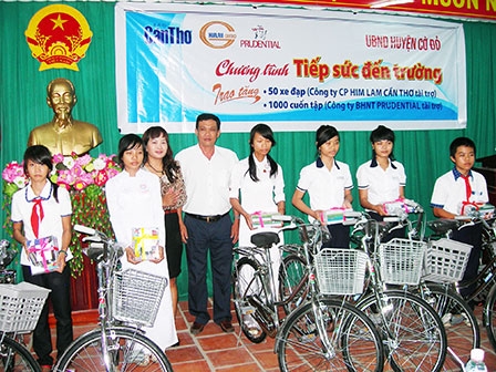 Trao 50 xe đạp cho học sinh nghèo hiếu học