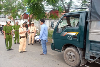TĂNG CƯỜNG KIỂM TRA, XỬ LÝ Ô TÔ CHỞ HÀNG QUÁ TẢI TRỌNG
