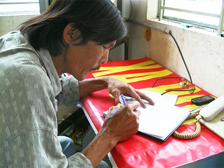 Trao tiền từ thiện