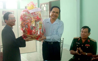 THĂM VÀ CHÚC MỪNG LỄ GIÁNG SINH TẠI NHÀ THỜ THỊ TRẤN CỜ ĐỎ