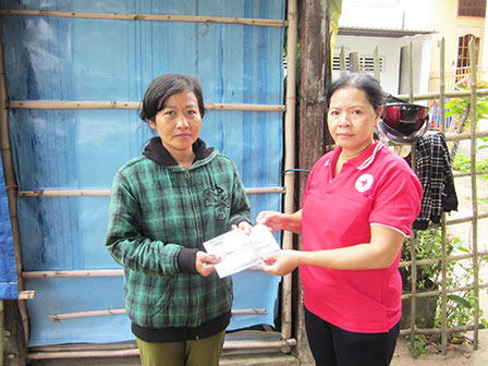 Trao tiền từ thiện