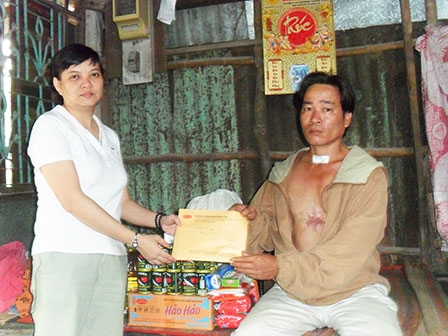 Trao tiền từ thiện