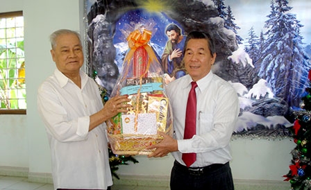 Lãnh đạo thành phố và các địa phương chúc mừng các vị chức sắc, đồng bào Công giáo, Tin lành
nhân dịp Lễ Giáng sinh