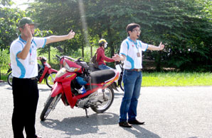 Khen thưởng nhiều sinh viên có thành tích
giữ gìn an toàn giao thông