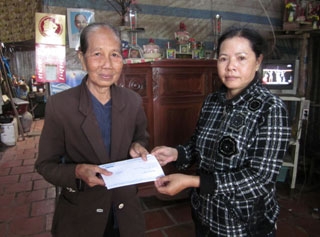 Trao tiền từ thiện