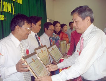 Biểu dương các tập thể, cá nhân tiêu biểu 10 năm xây dựng và phát triển quận